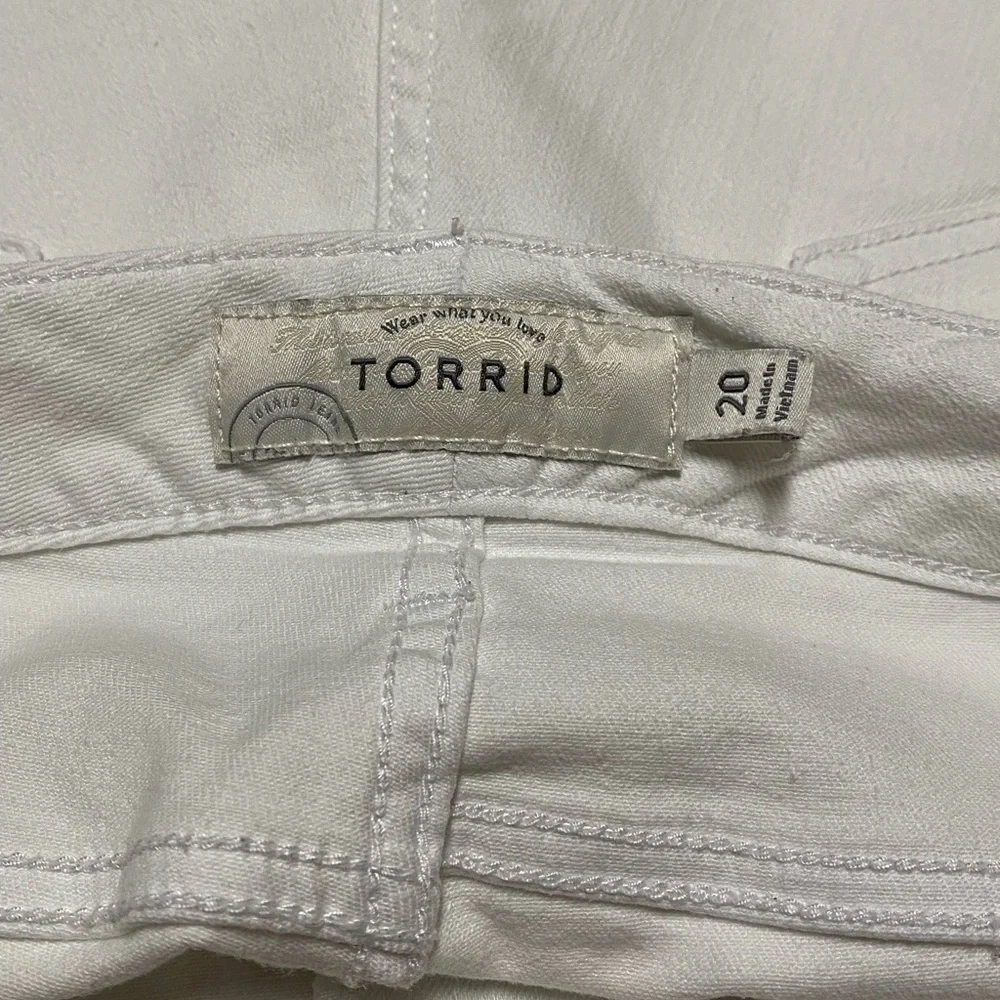 Torrid Jean Shorts Women’s 20 White Denim Distressed Casual Plus Size